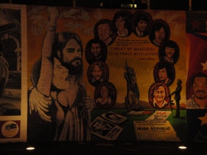 Peinture murale dans Falls Road. Certaines d'entre elles réclament l'attribution du statut de prisonnier de guerre aux activistes républicains emprisonnés. (Photo prise par mon collègue Pavel Skvortzov).